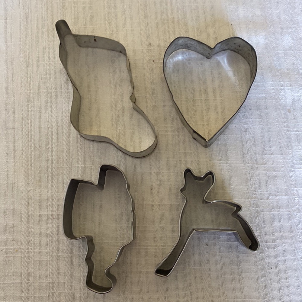 30 VTG Assorted Cookie Cutters, Plastic & Metal - Picture 11 of 12